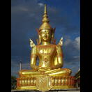 Die riesige Buddhastatue vor dem Wat Thung Kraphang Hom